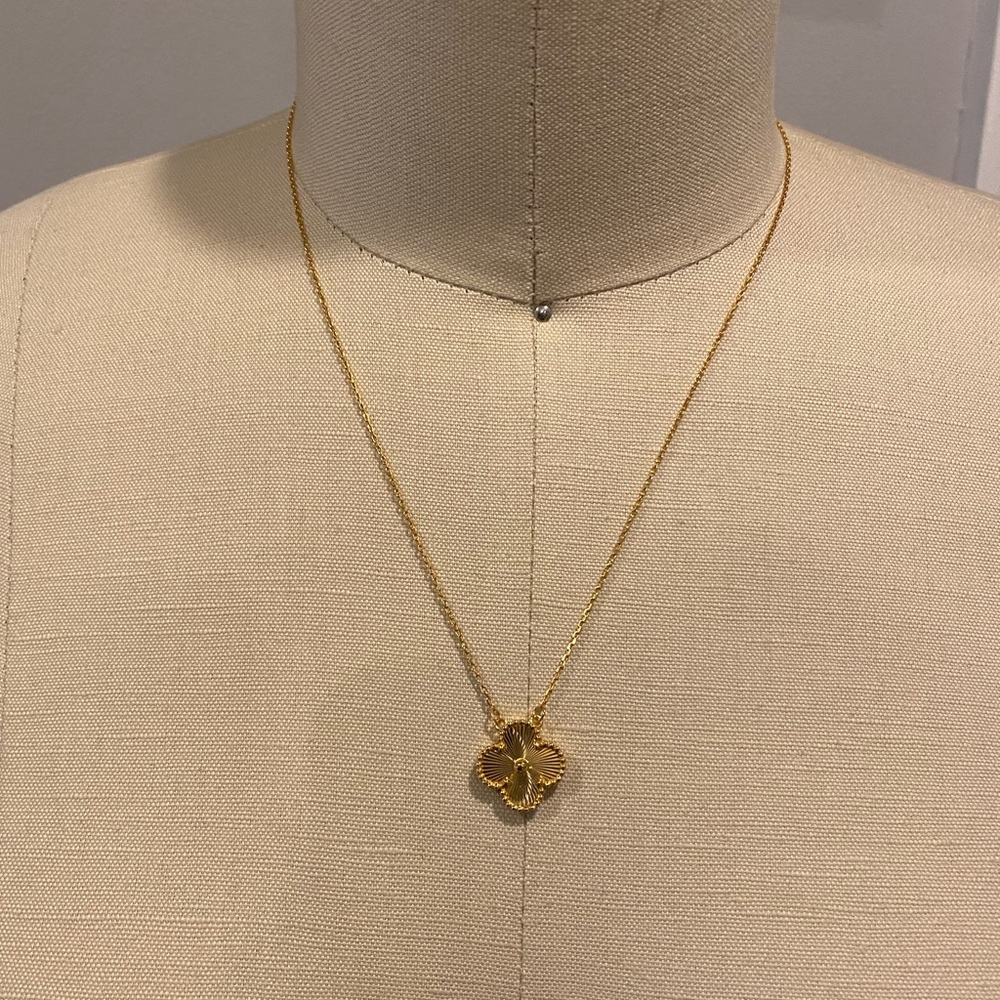 Alhambra Pendant Cloverleaf 18k necklace - Picture 4 of 7